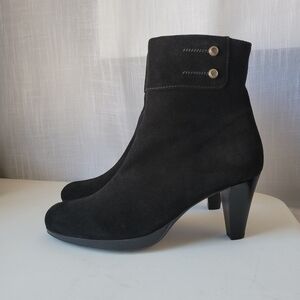 La Canadienne Mila women's round toe suede ankle heeled boots size 10